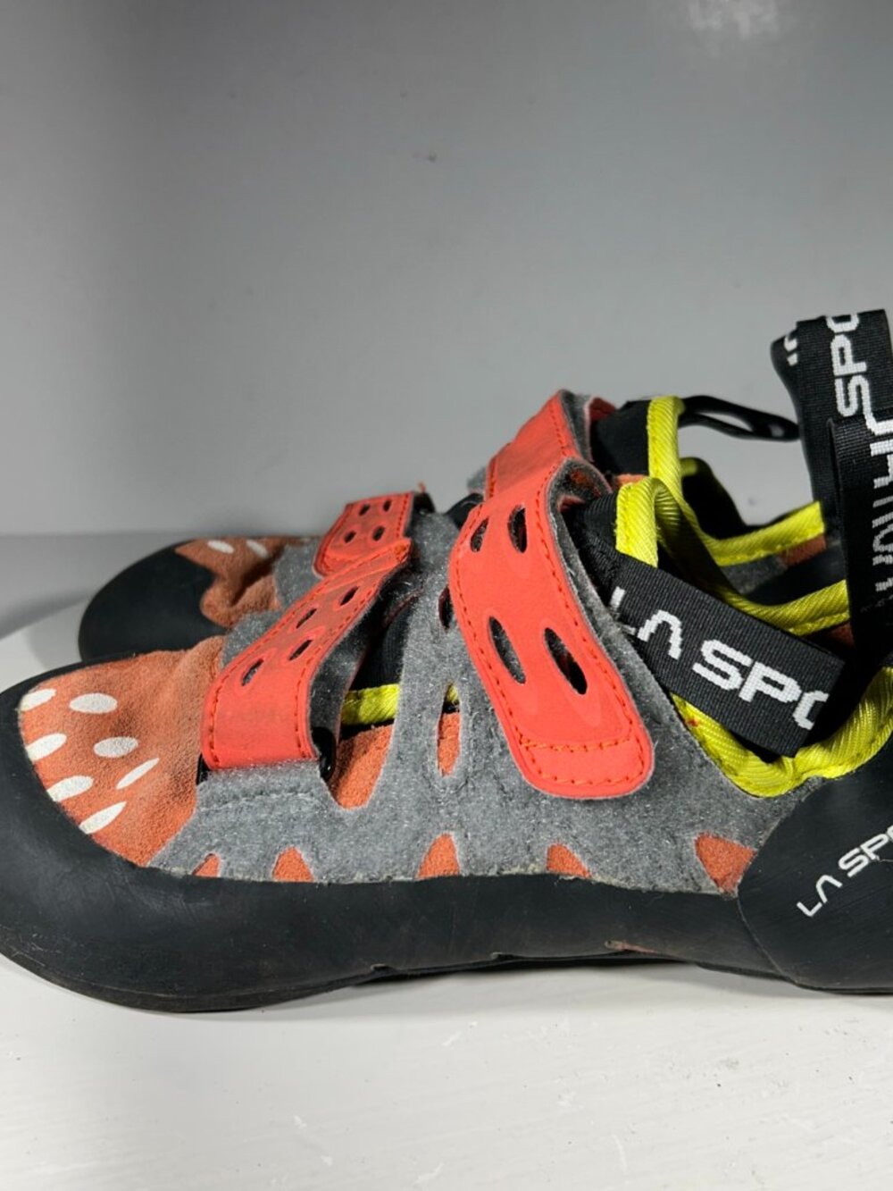 La Sportiva Tarantula Rock Climbing Shoes Boys Size 5.5 EU 37.5 Black Orange Kid